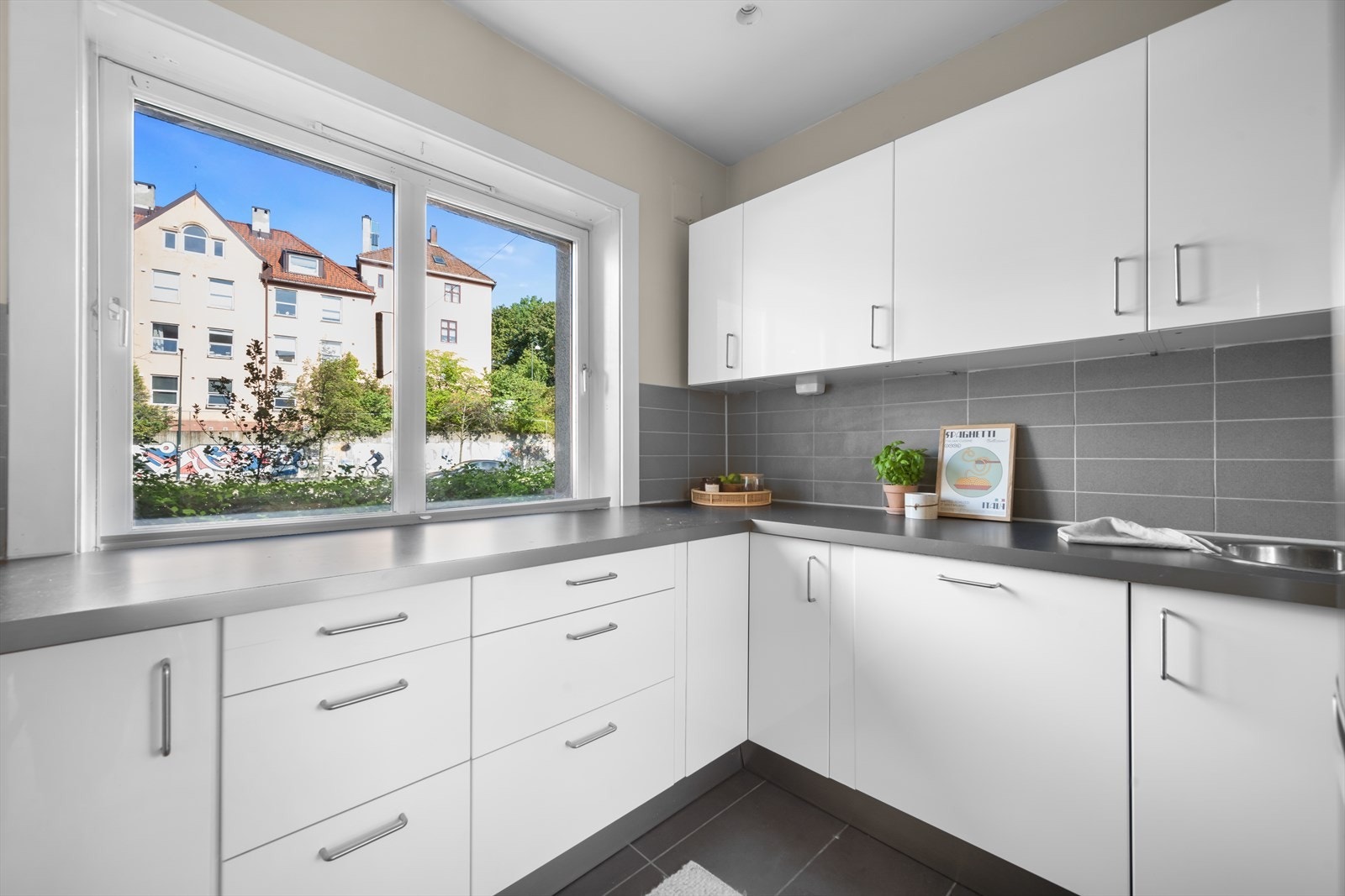 En lys, romslig og smakfull 2-roms med attraktiv beliggenhet på toppen av Iladalen. Kjøkkenet er godt utnyttet med rikelig skap- og benkeplass. Galleribilde