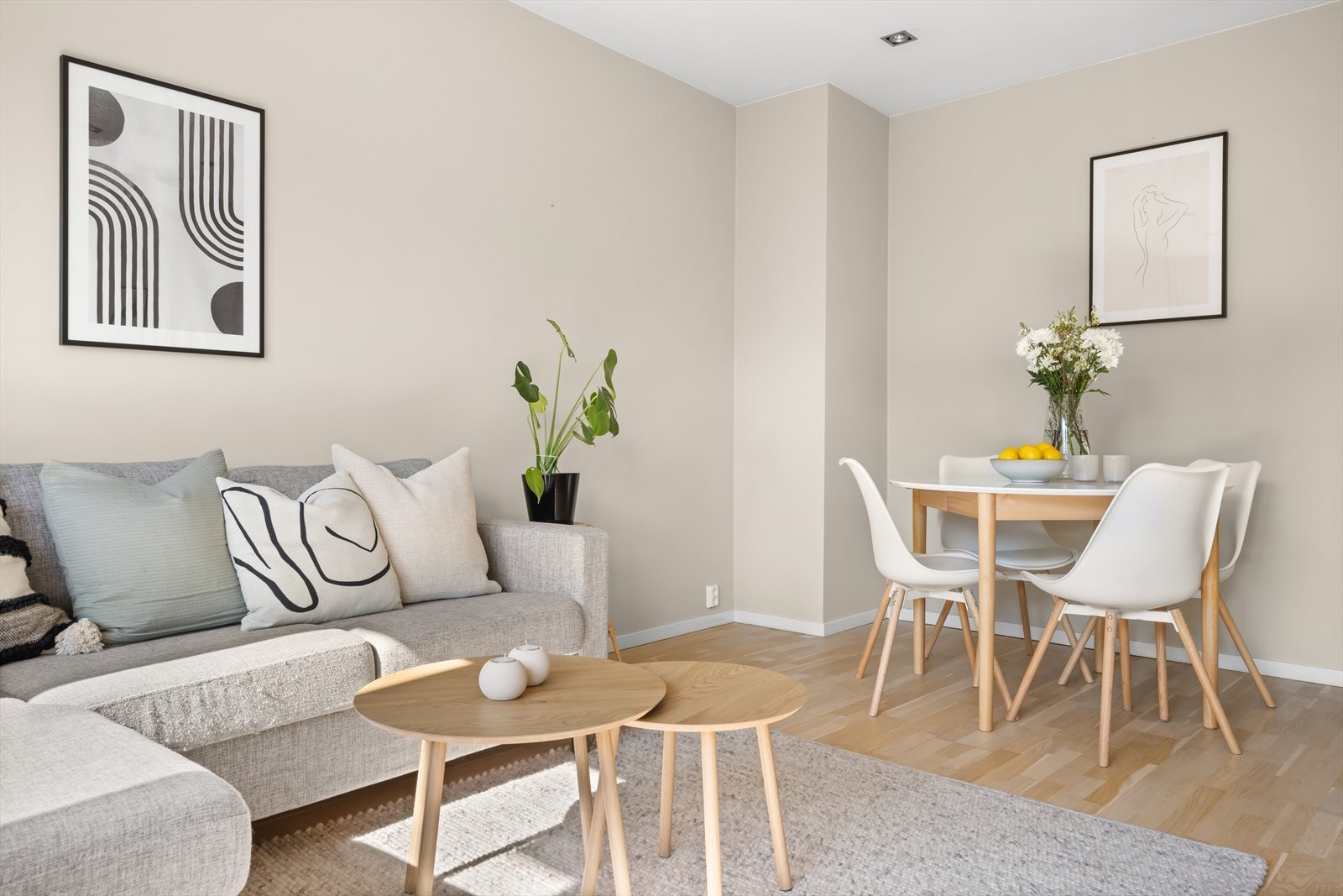 Stuen har en fin planløsning med god plass til sofa, spisebord og annet ønsket møblement. Galleribilde