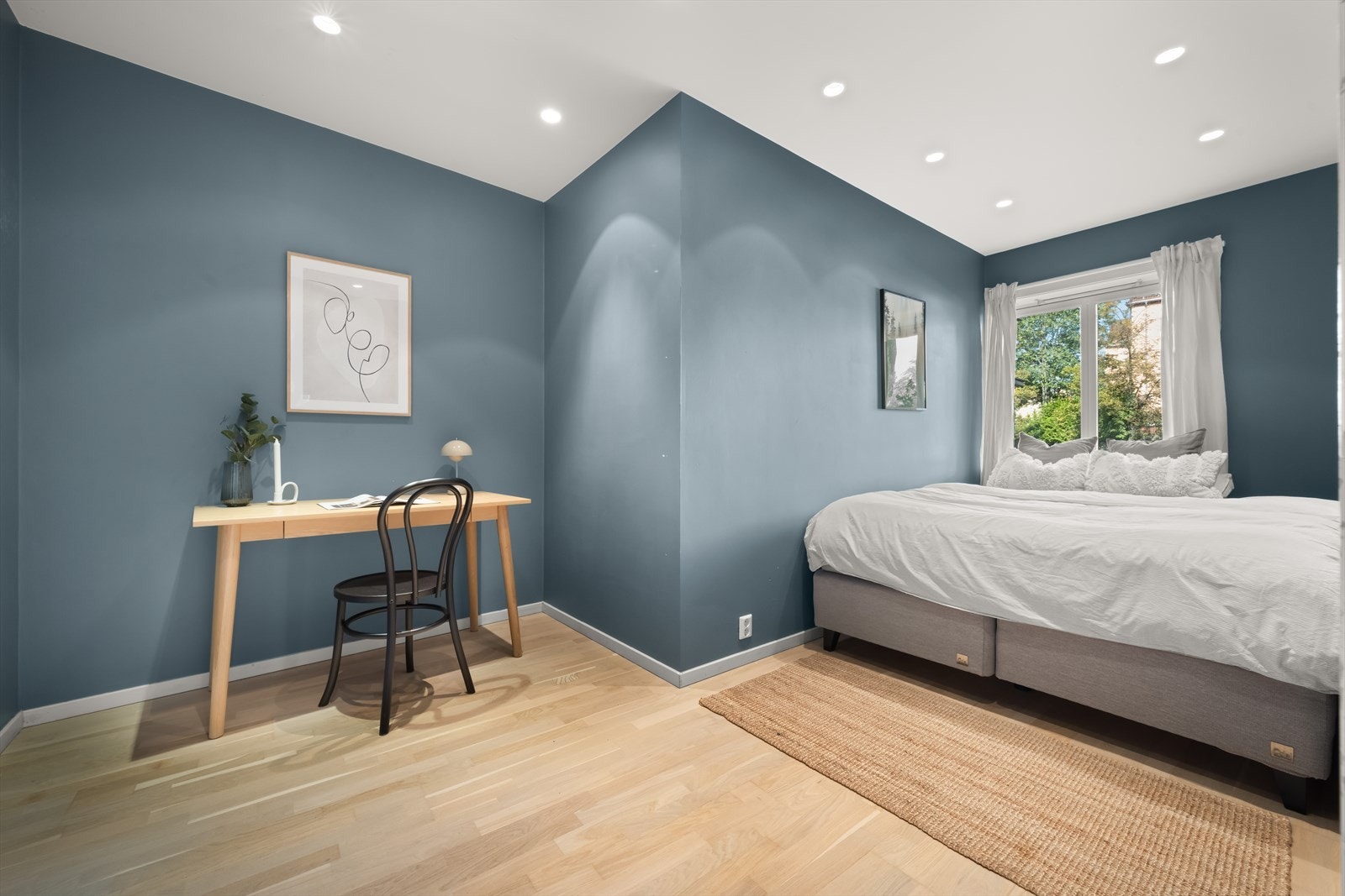 Soverommet er av god størrelse. Rommet har flere innredningsmuligheter, hvor man kan enkelt innrede etter eget ønsket og behov. Galleribilde