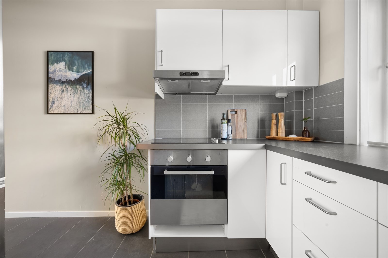 Kjøkkenet er utstyrt med integrerte hvitevarer som koketopp, stekeovn, oppvaskmaskin og plass til frittstående kjøle/fryseskap. Galleribilde