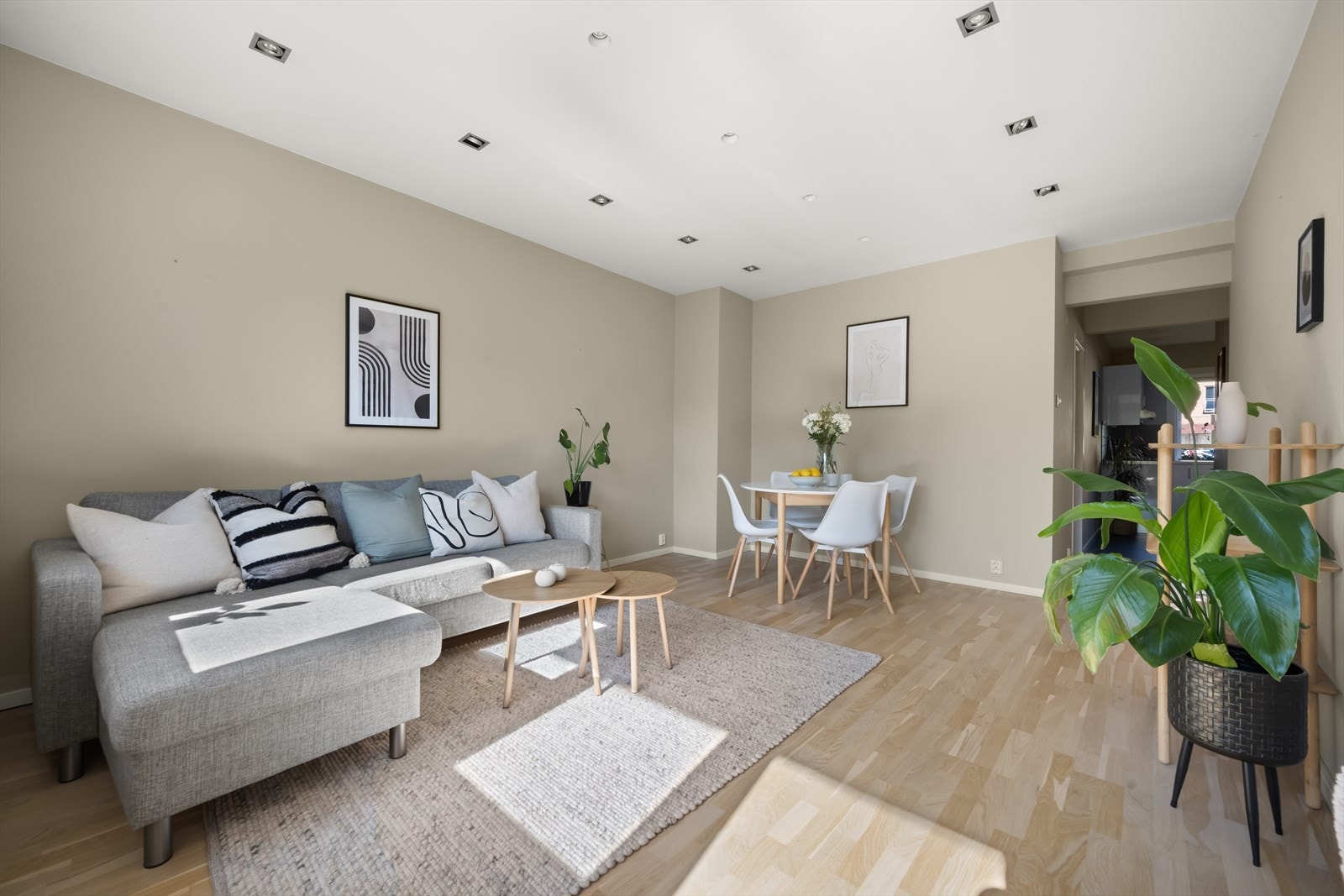 Lys og romslig stue malt i lune farger med store vindusflater. Galleribilde