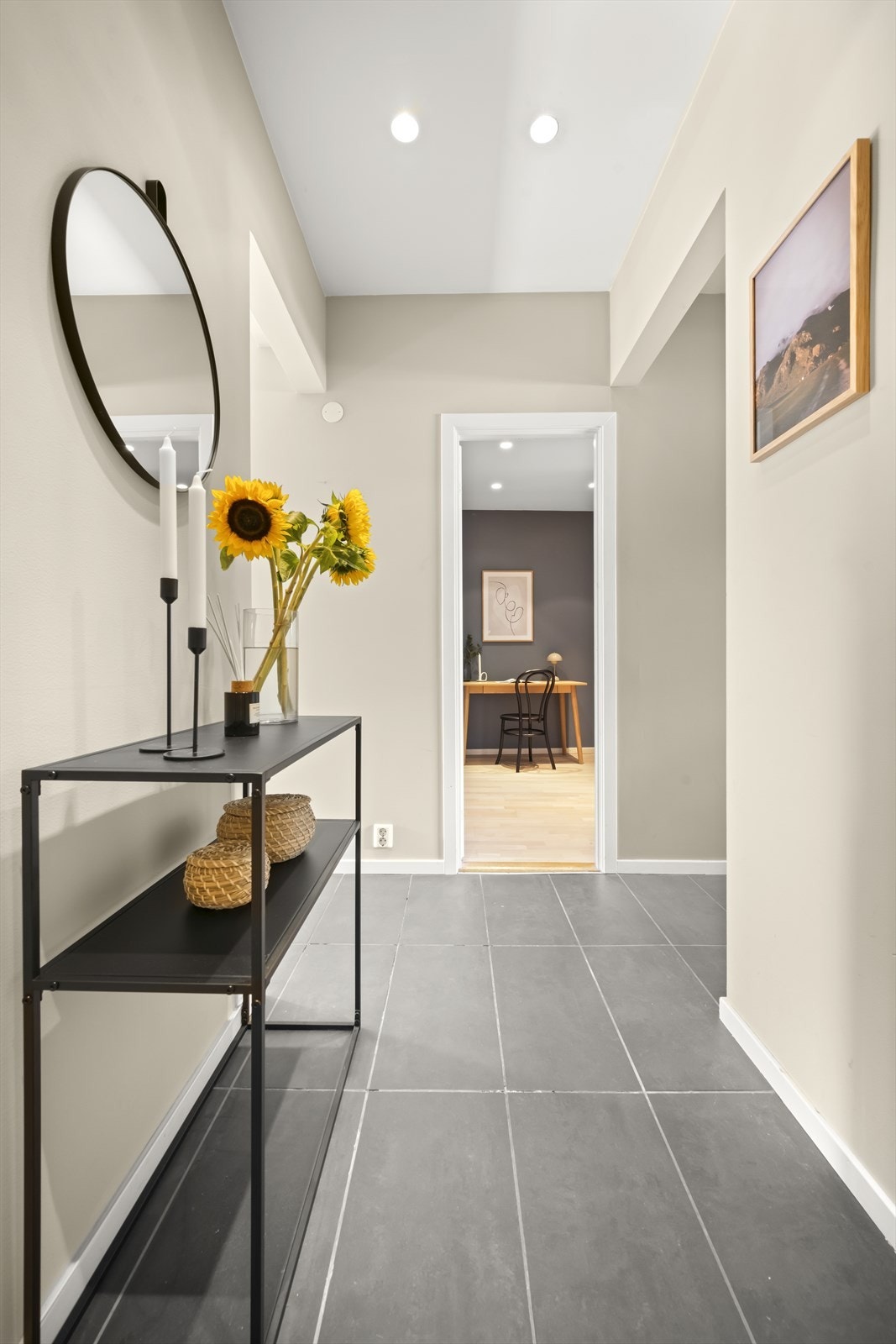 Innbyende entré malt i lune farger med praktisk flislagt gulv. Galleribilde