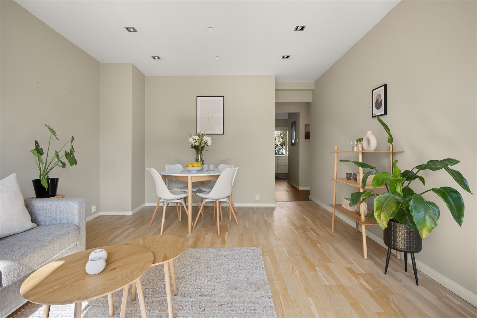 Leiligheten har en gjennomgående planløsning som skaper lys og luftig romfølelse- Galleribilde