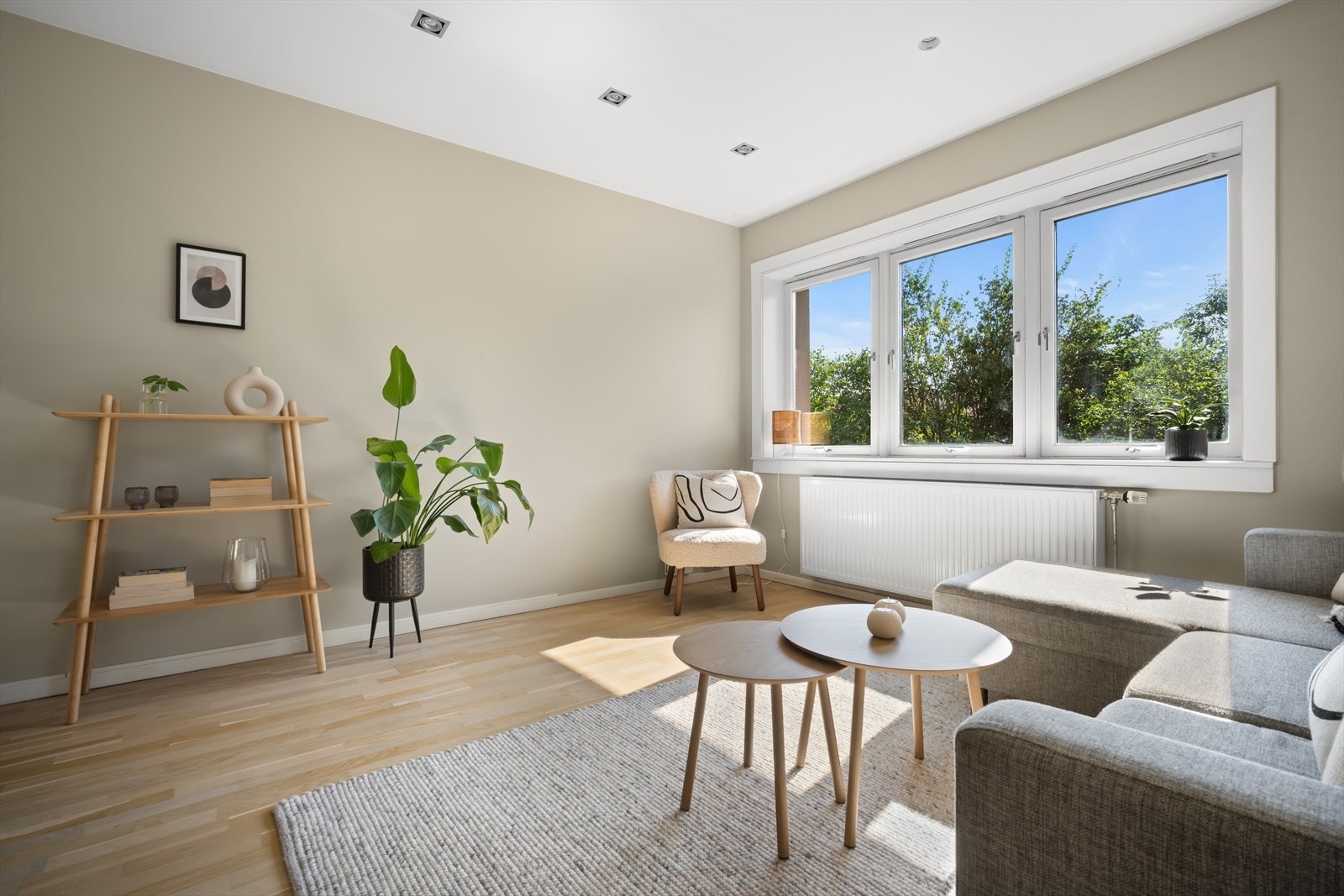 Hele leiligheten er gjennomført med god standard, delikate fargevalg og lekre gulv. Galleribilde