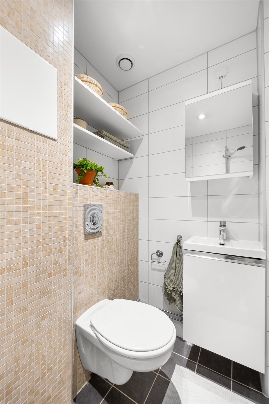 Lyst og pent bad fra 2013 med flislagte overflater, varmekabler i gulv og downlights i tak. Galleribilde