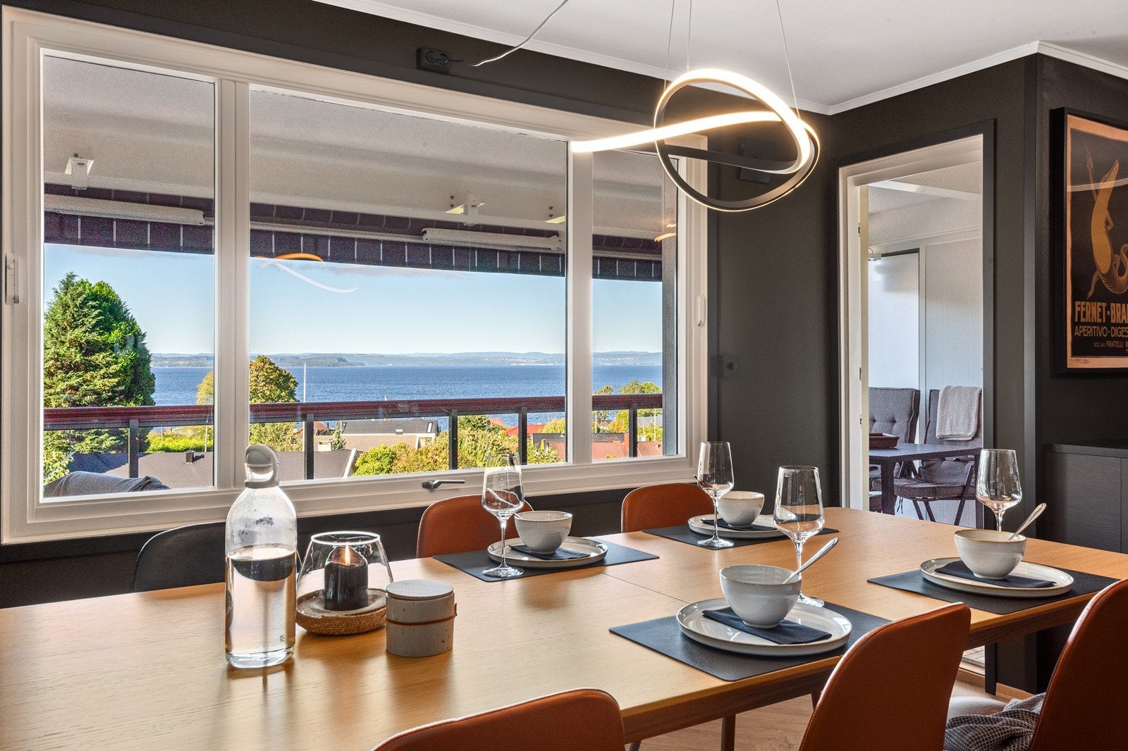 Spisestuen er plassert ved store vinduer med flott utsikt. Galleribilde