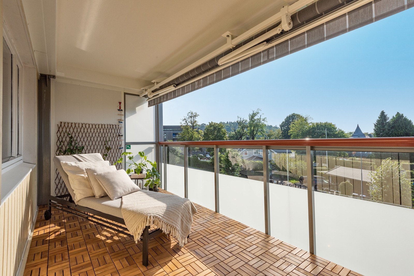 En bred markise sørger for solskjerming og treheller på gulv gir en lun følelse. Galleribilde