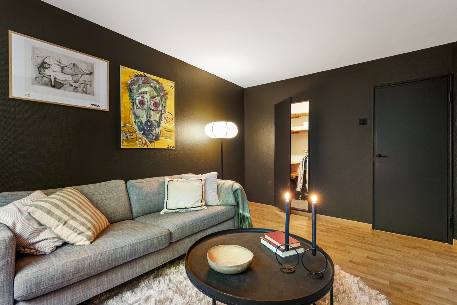 Det er mange bruksmuligheter og dagens TV-stue er tilknyttet en hendig walk-in garderobe. Galleribilde