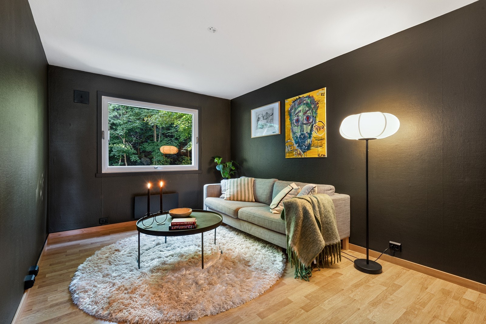 Boligen har to gode soverom, hvorav ett blir brukt som TV-stue i dagens løsning. Galleribilde