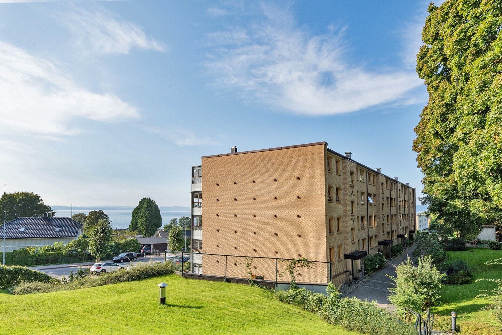 Eiendommen har asfalterte gangveier, belegningsstein, steintrapp og tilliggende terreng i form av skogsnatur. Galleribilde