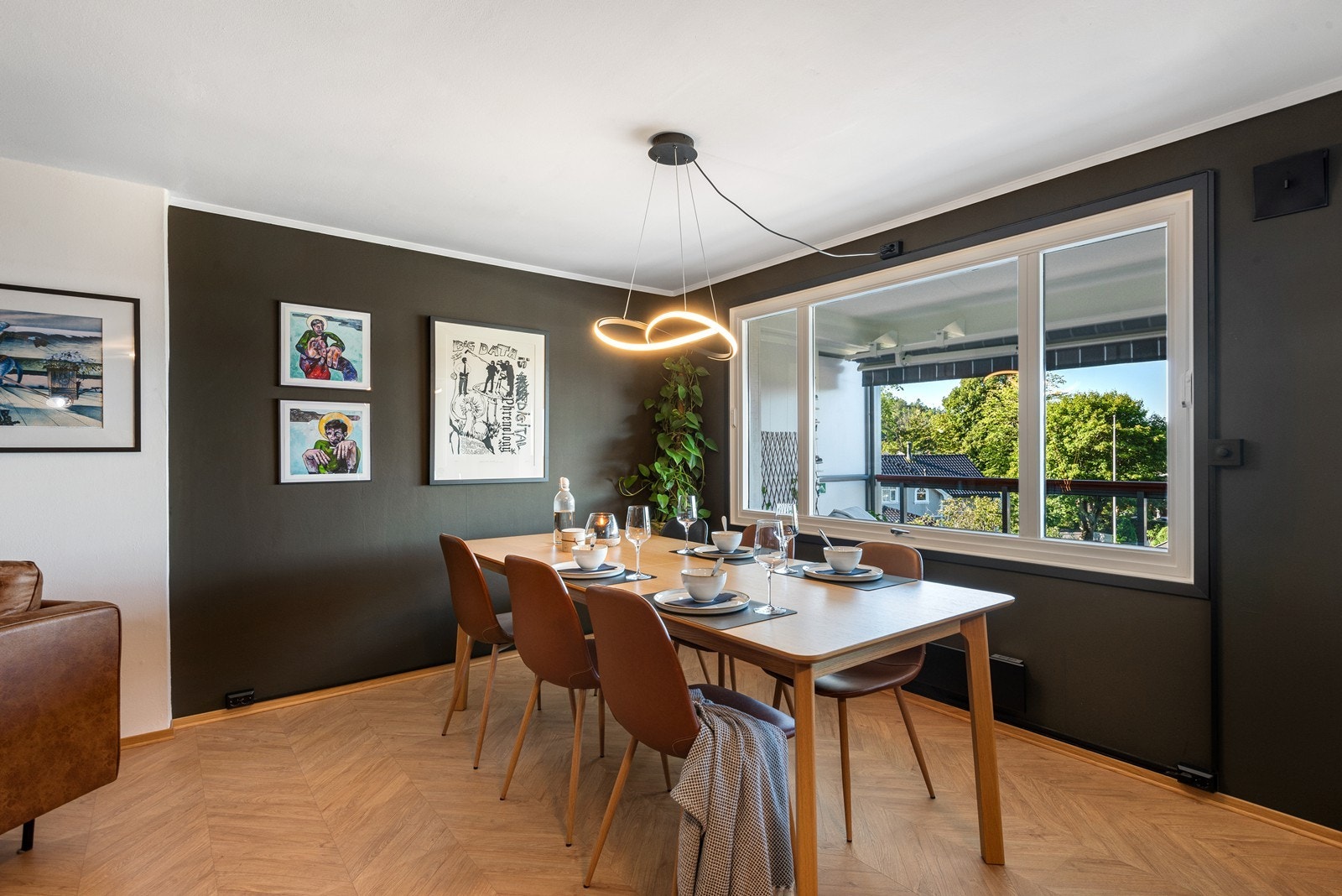 I tillegg er det plass til en stor spisestue for godt selskap, venne- og familiemiddager. Galleribilde