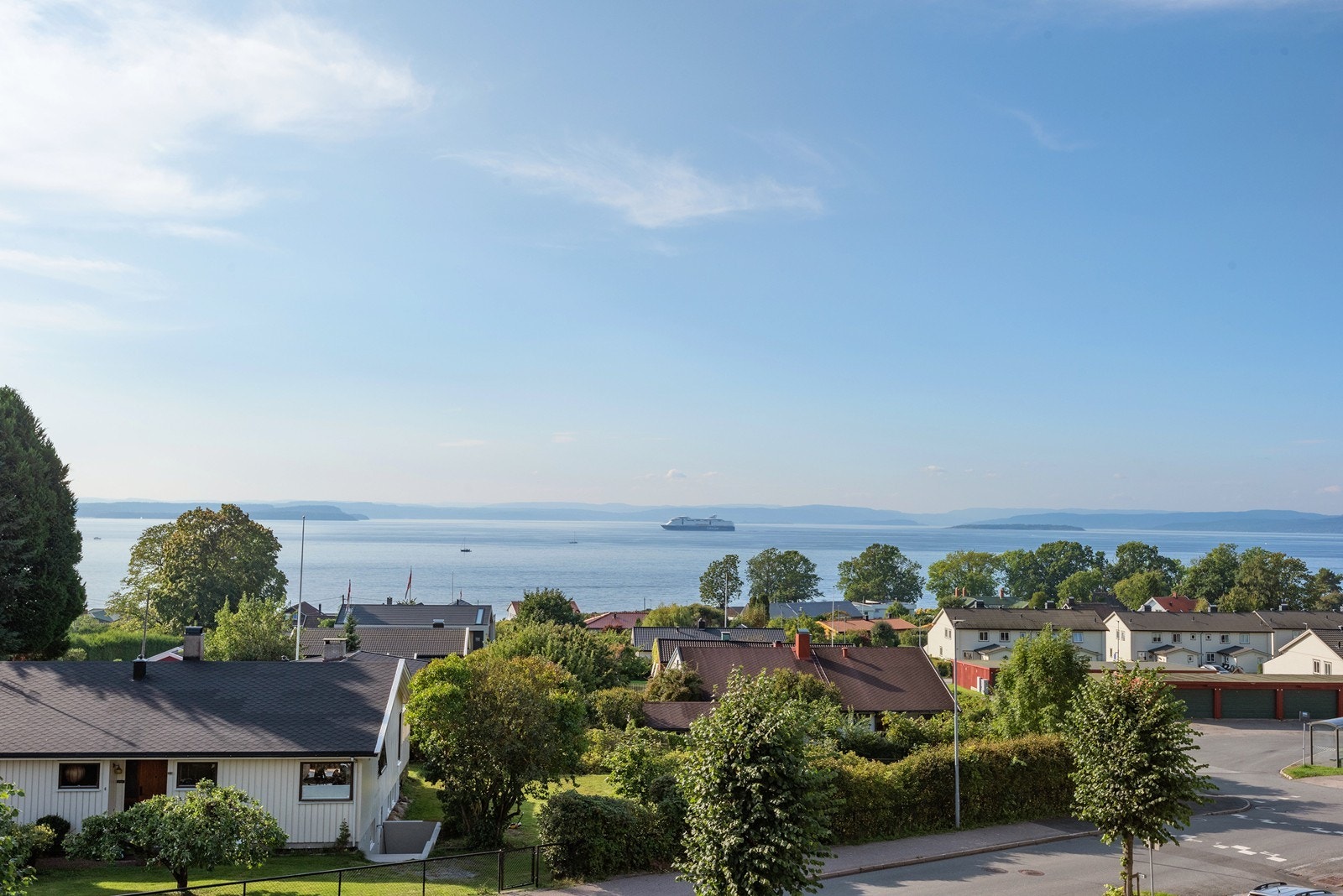 Det er flott, vestvendt fjordutsikt og ettermiddags- og kveldssol. Galleribilde