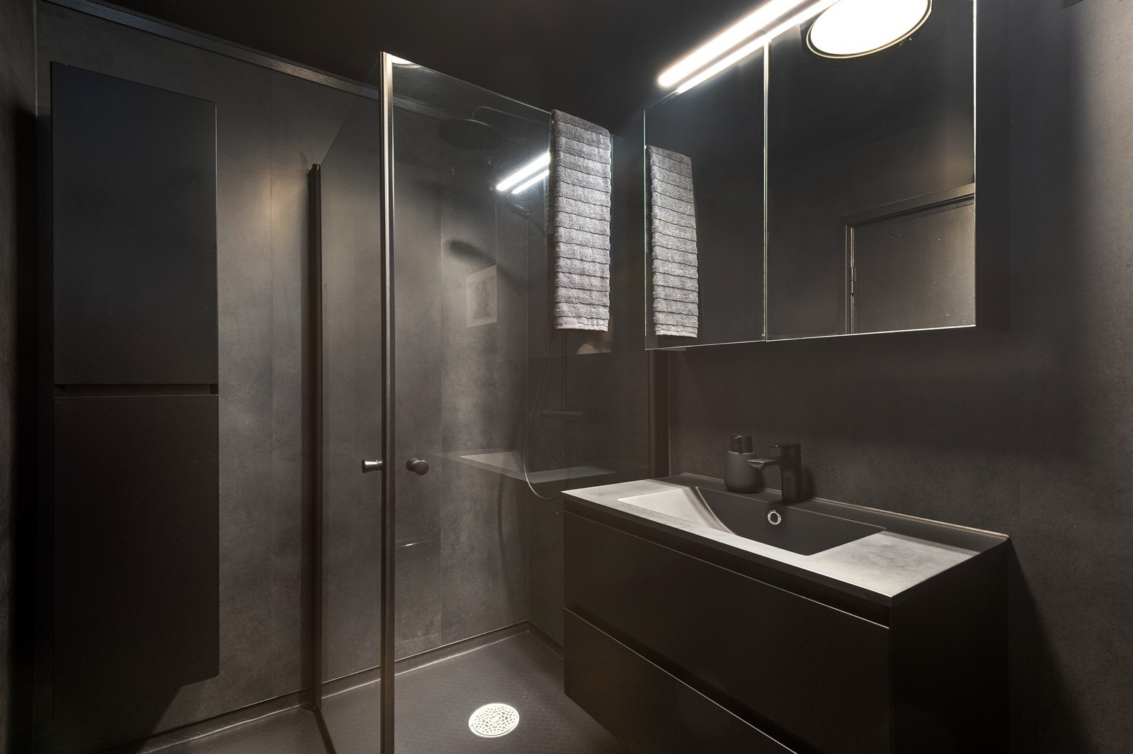 Innredningen har bla.a. hjørnedusj med glassdører og regnfallsdusj, servantskap, opplegg for vaskemaskin og et dobbelt speilskap med lys. Galleribilde