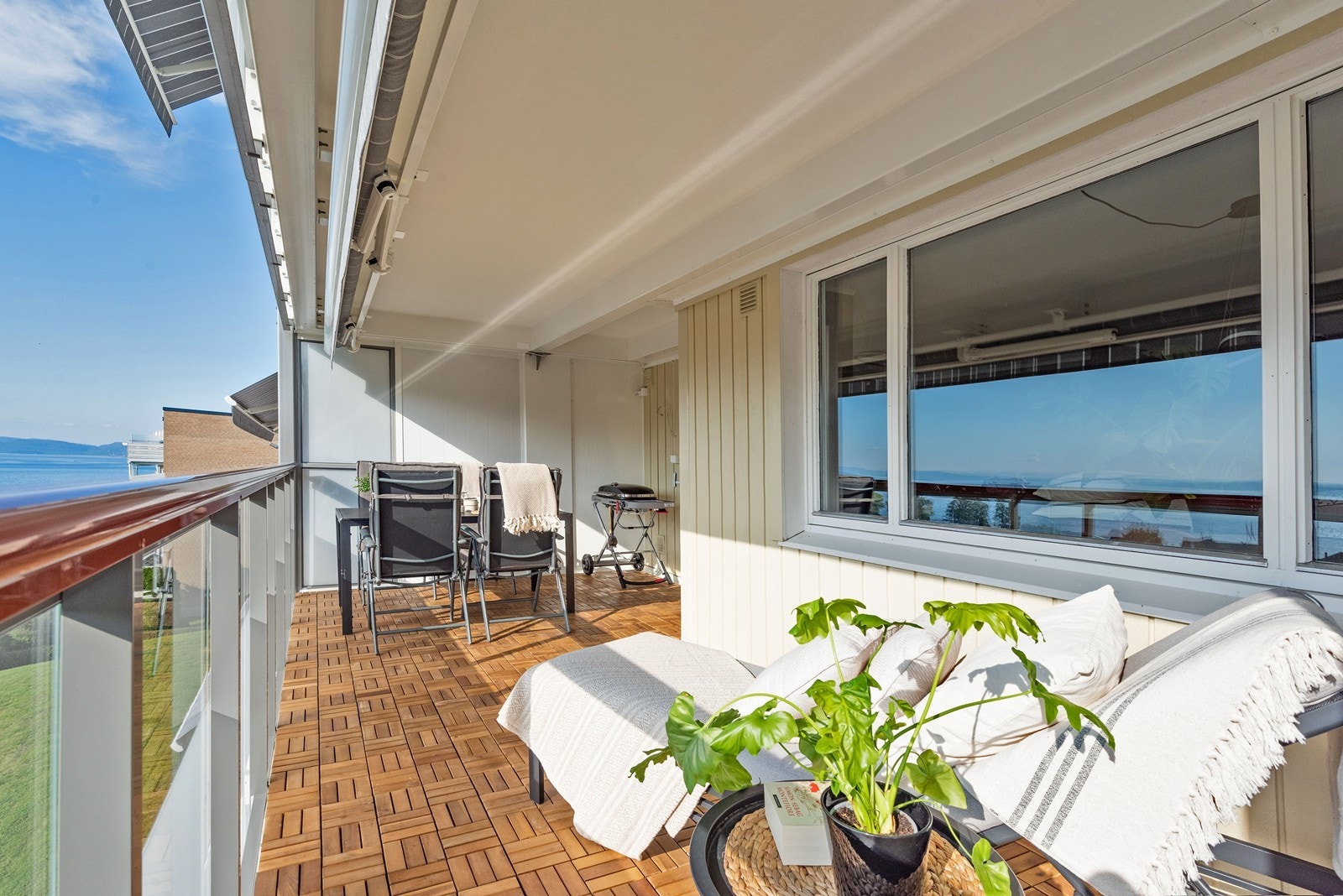 Veranda er overbygd og har god plass for utemøblement. Galleribilde