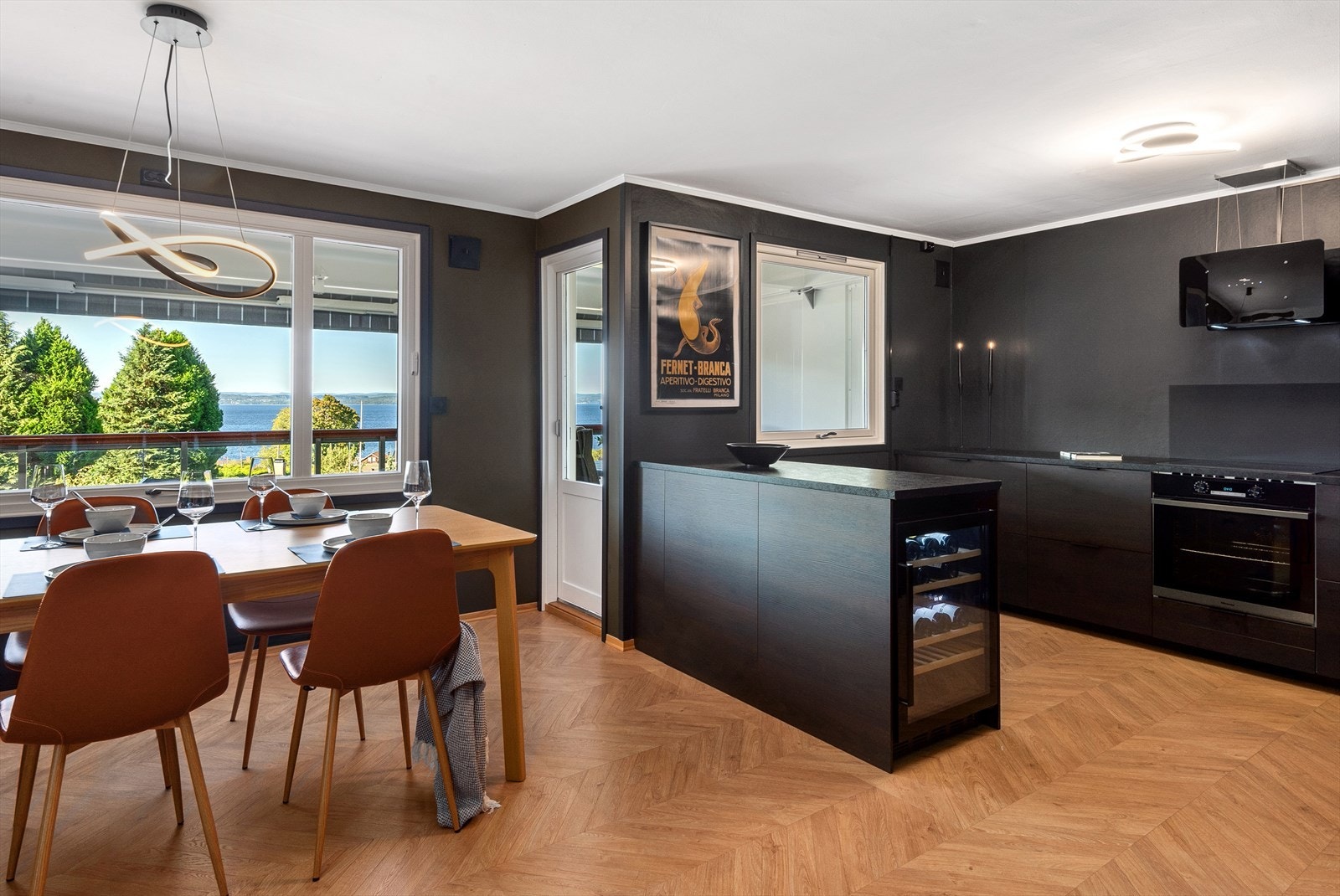 Velkommen til Refsnesalleen 79C! En flott 3-roms i 2.etasje pusset opp i 20/21, med et moderne og gjennomført preg. Galleribilde