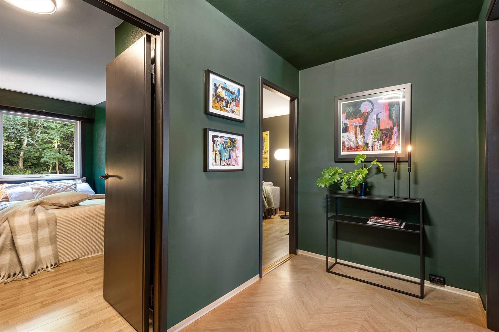 Velkommen inn ønskes i en romslig entré med parkett i fiskebensmønster som strekker seg videre inn i stue og kjøkken. Galleribilde