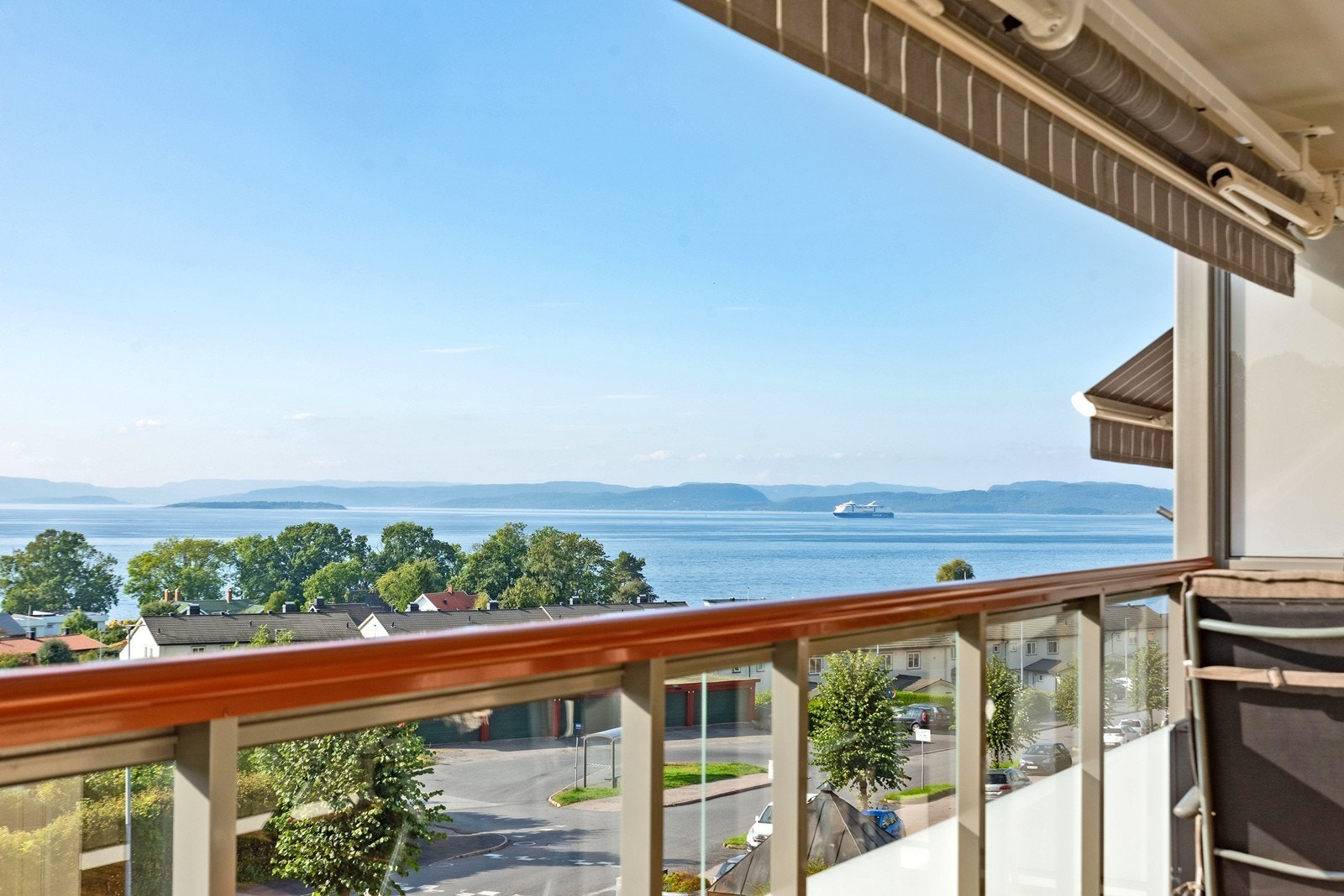 Nyt utsikten mot Oslofjorden hele dagen og nydelige solnedganger. Galleribilde