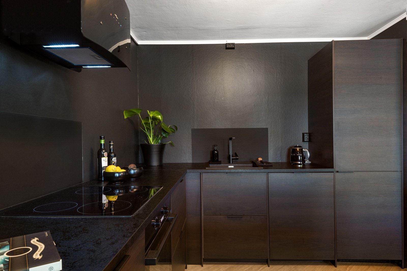 Det er godt med benkeplass og bak platetopp og vask er det montert beskyttelsesplater. Galleribilde