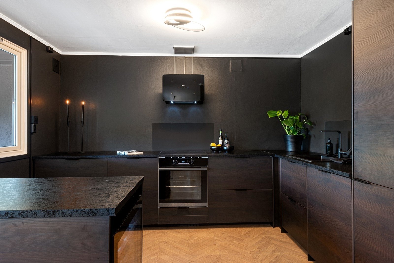 Innredningen har under- og overskap i en vinkelform, i tillegg til kjøkkenhalvøya. Galleribilde