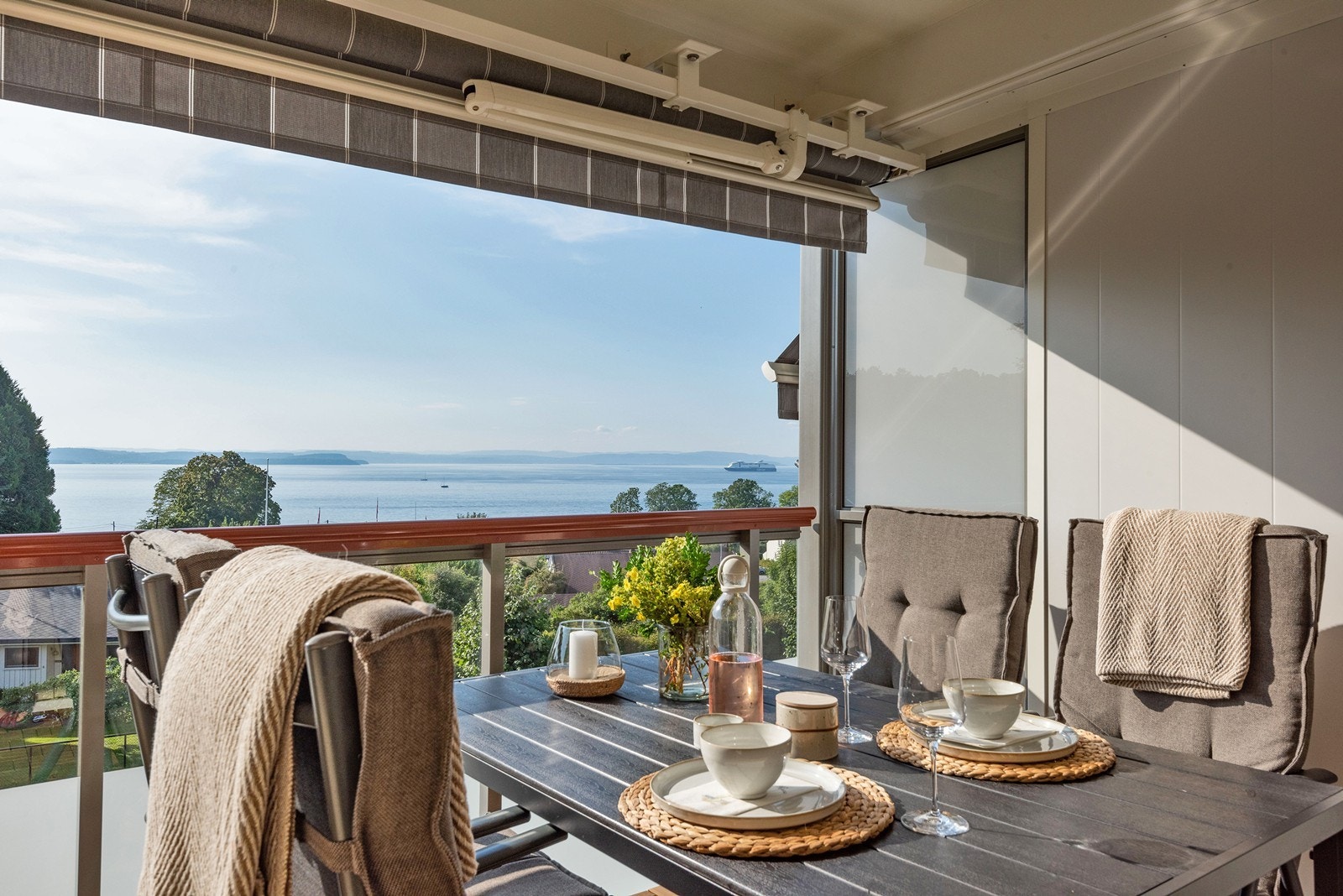 Her kan man nyte lange sommerdager og fargespillet til solnedgangen. Galleribilde