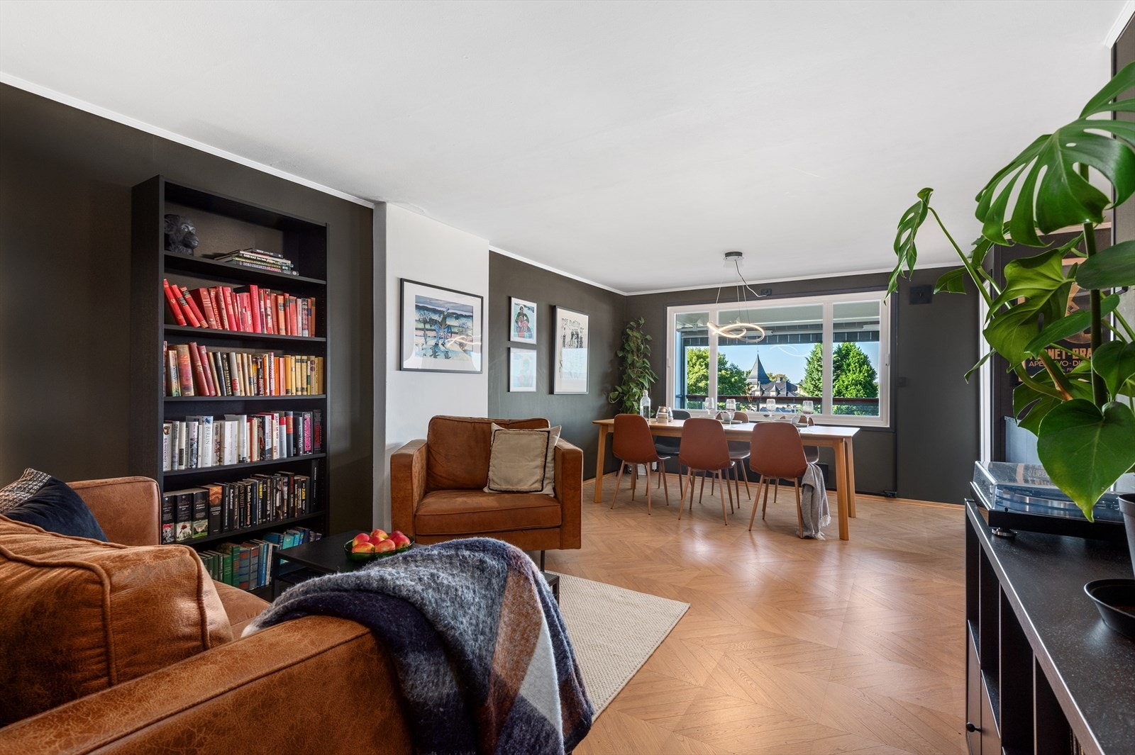 Stuen er det naturlige samlingspunktet i boligen og har rom for flere møbleringssoner. Galleribilde