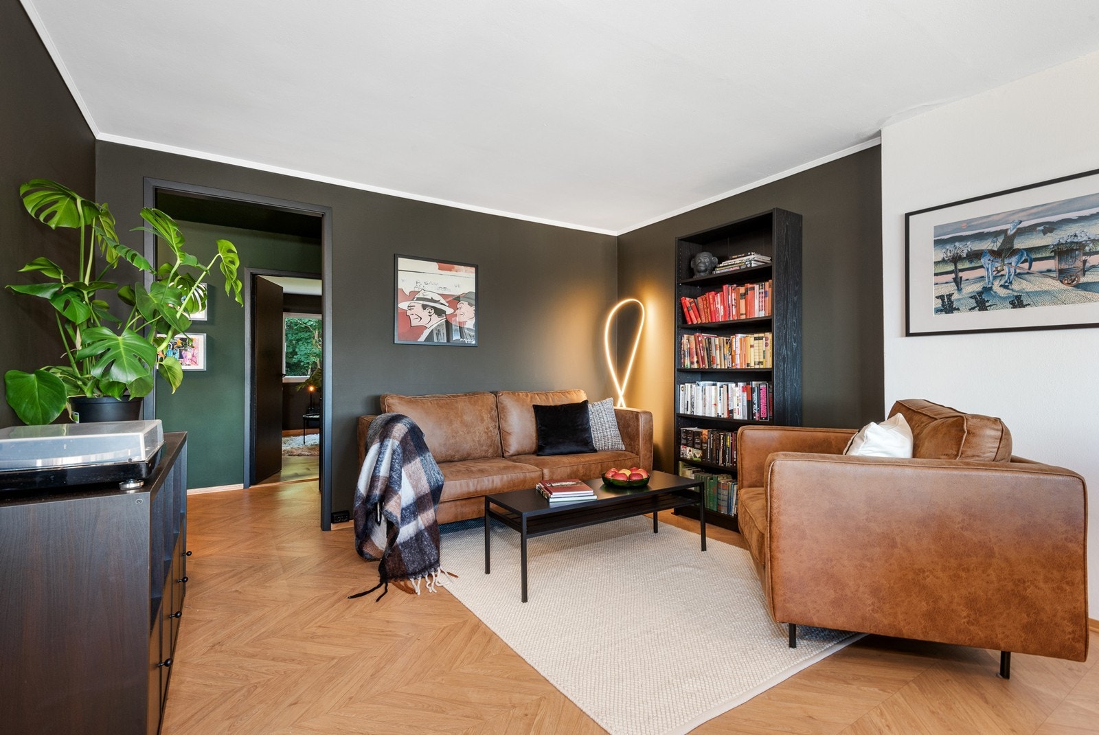 Utformingen gir plass for en hyggelig sofaløsning adskilt fra kjøkken. Galleribilde