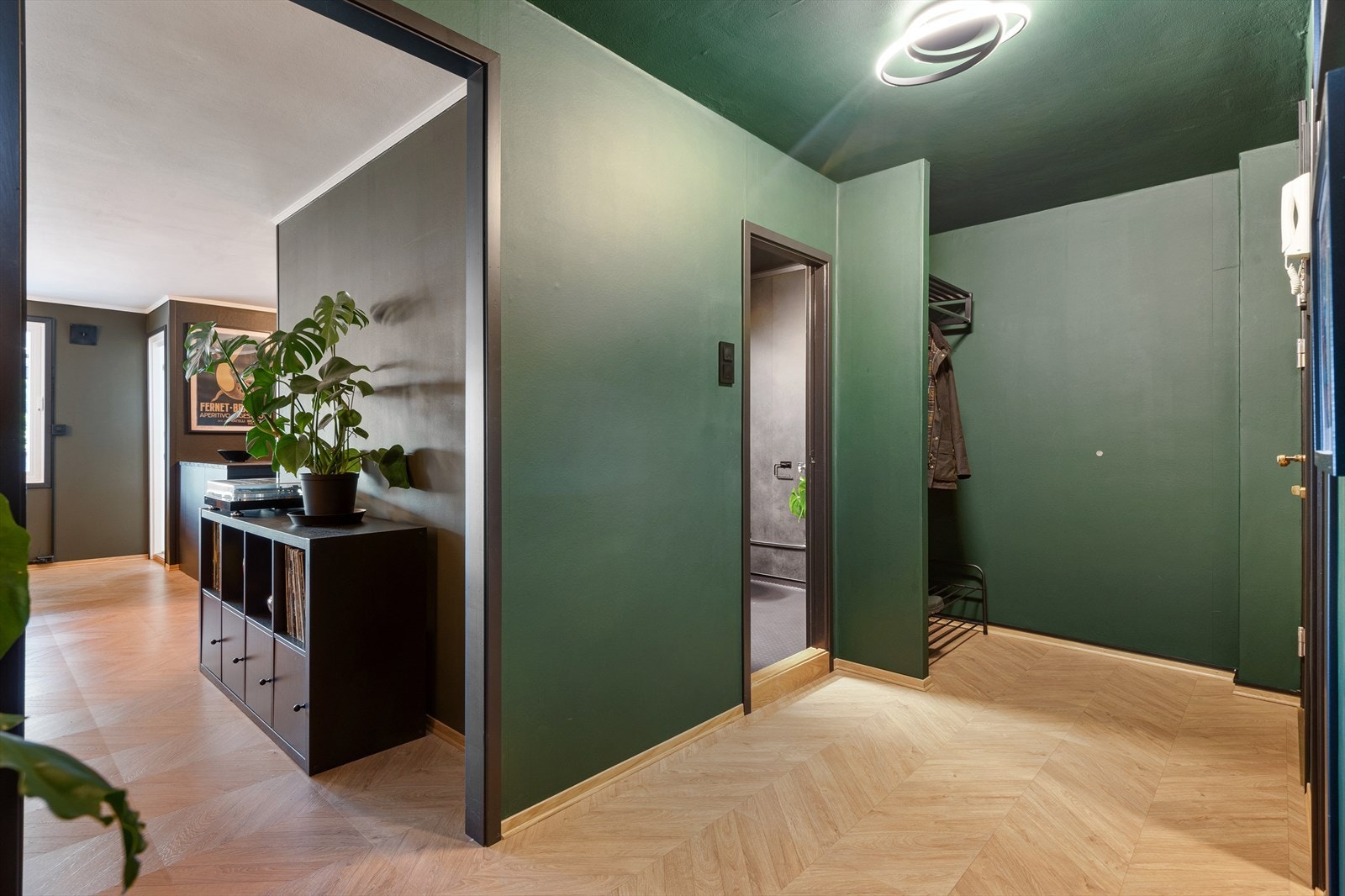 Entreen har en nisje med plass for garderobemøbel og det er porttelefon til hoveddør. Galleribilde