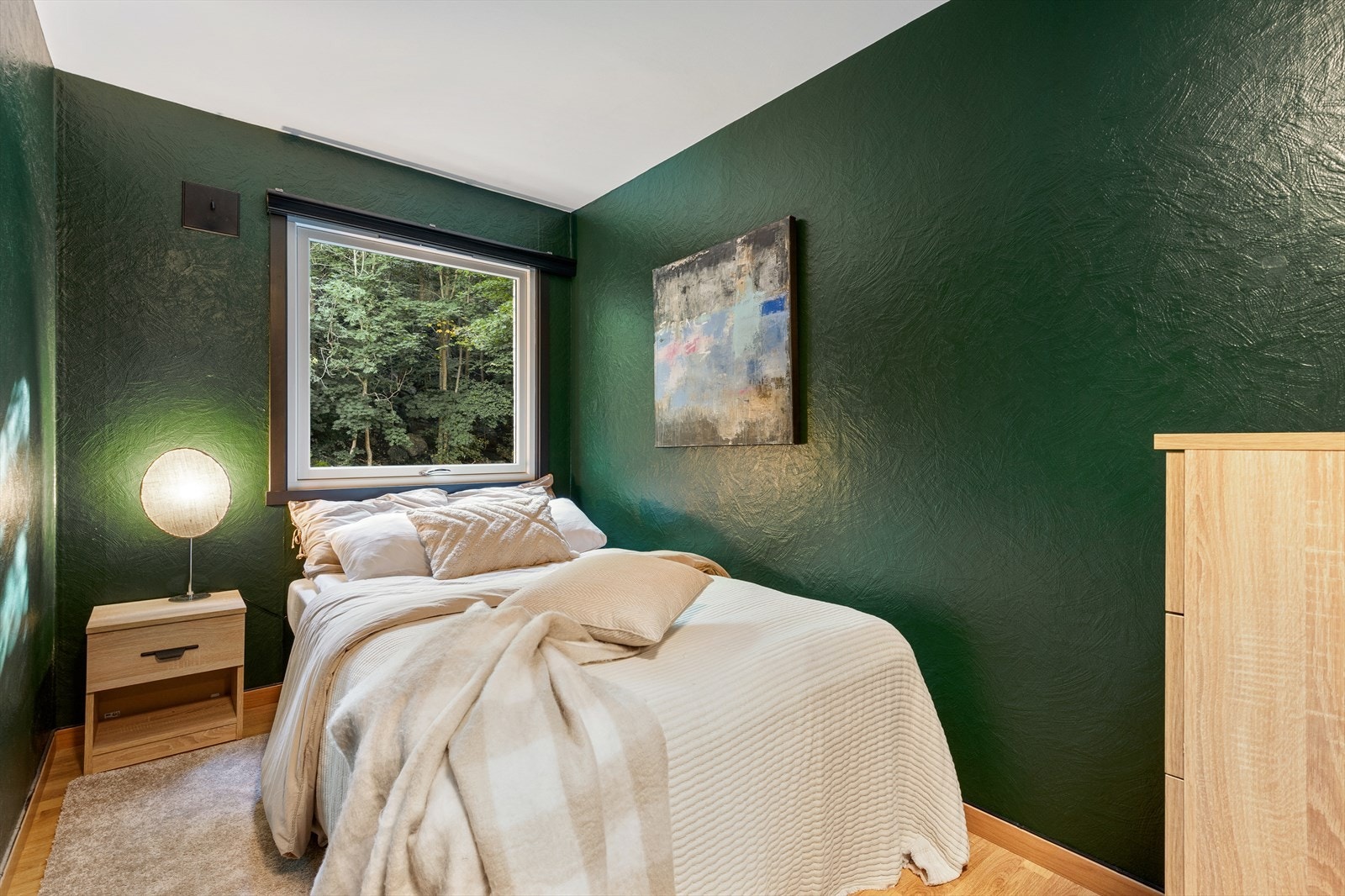 Rommene har parkett på gulv og ellers malte overflater. Dagens soverom har et innebygd garderobeskap. Galleribilde