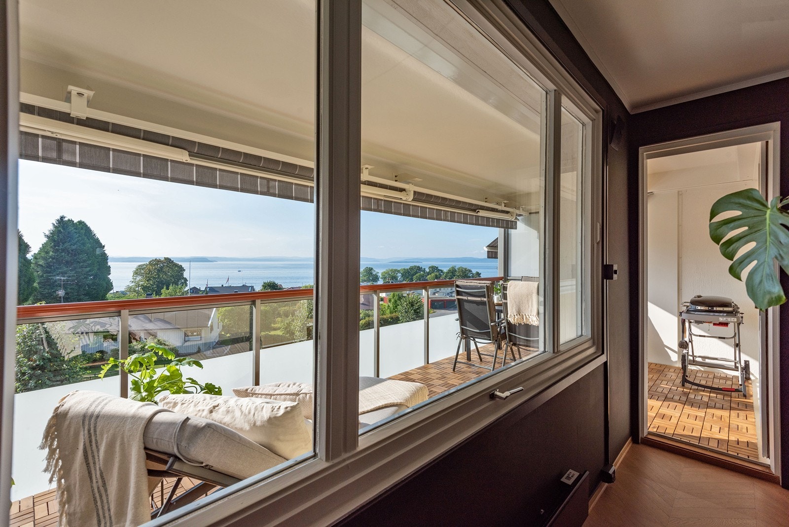 De store vindusflatene gir rikelig med lys og herfra er det utgang til veranda på 17 kvm. Galleribilde