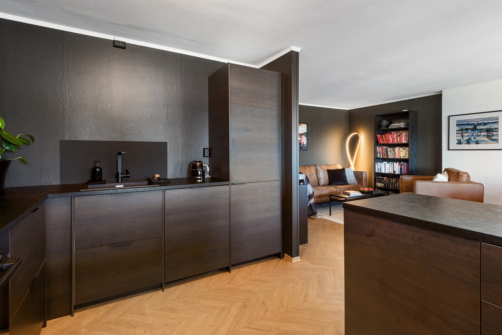 Kjøkkenet har slette fronter og benkeplate i laminat med nedfelt komposittkum. Galleribilde