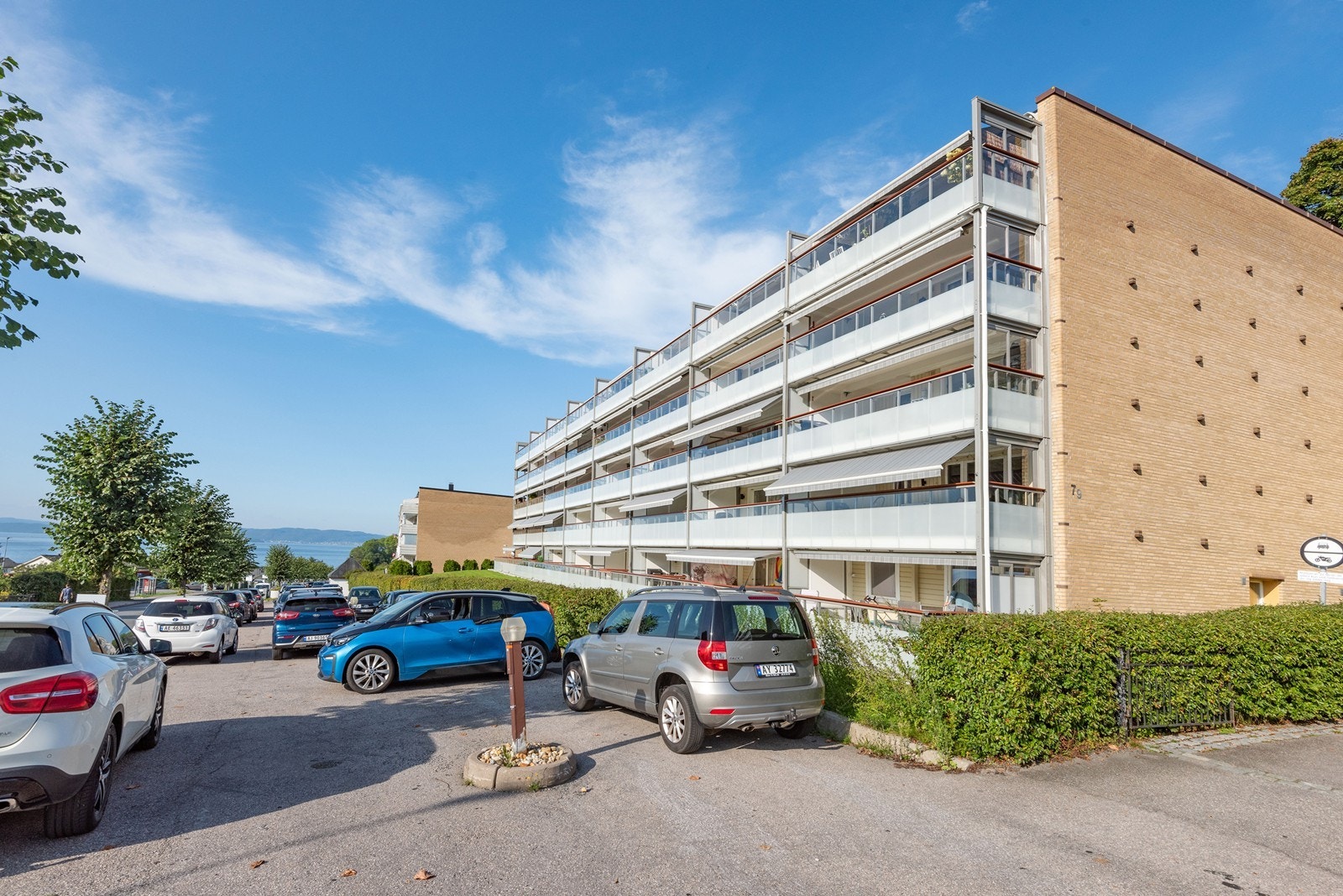 Borettslaget har felles parkering rett på nedsiden av bygget. Galleribilde