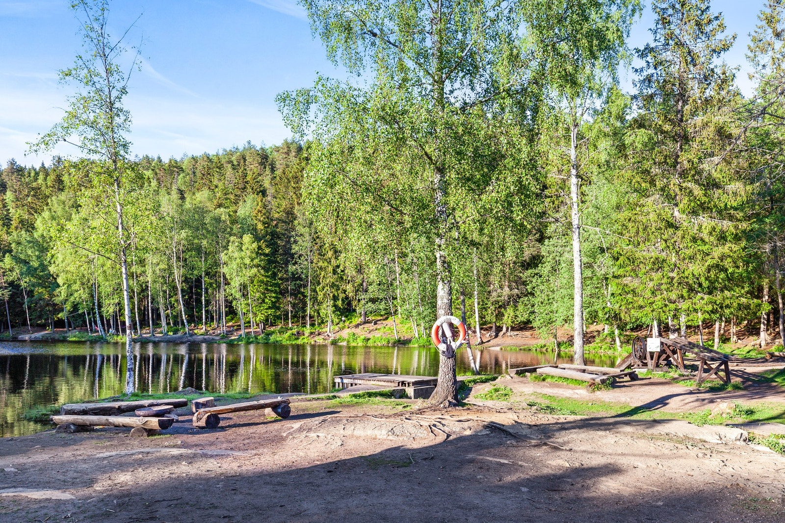 Vakre Isdammen, med sittegrupper, grill og flytebrygge (om sommeren) ligger bare 300 meter fra leiligheten Galleribilde