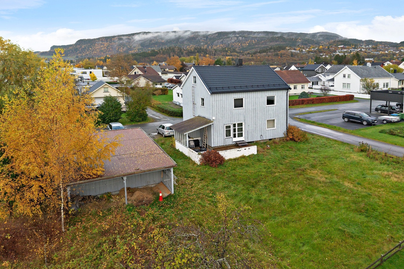 Tomten har en meget sentral beliggenhet med gangavstand til alt man trenger i hverdagen Galleribilde