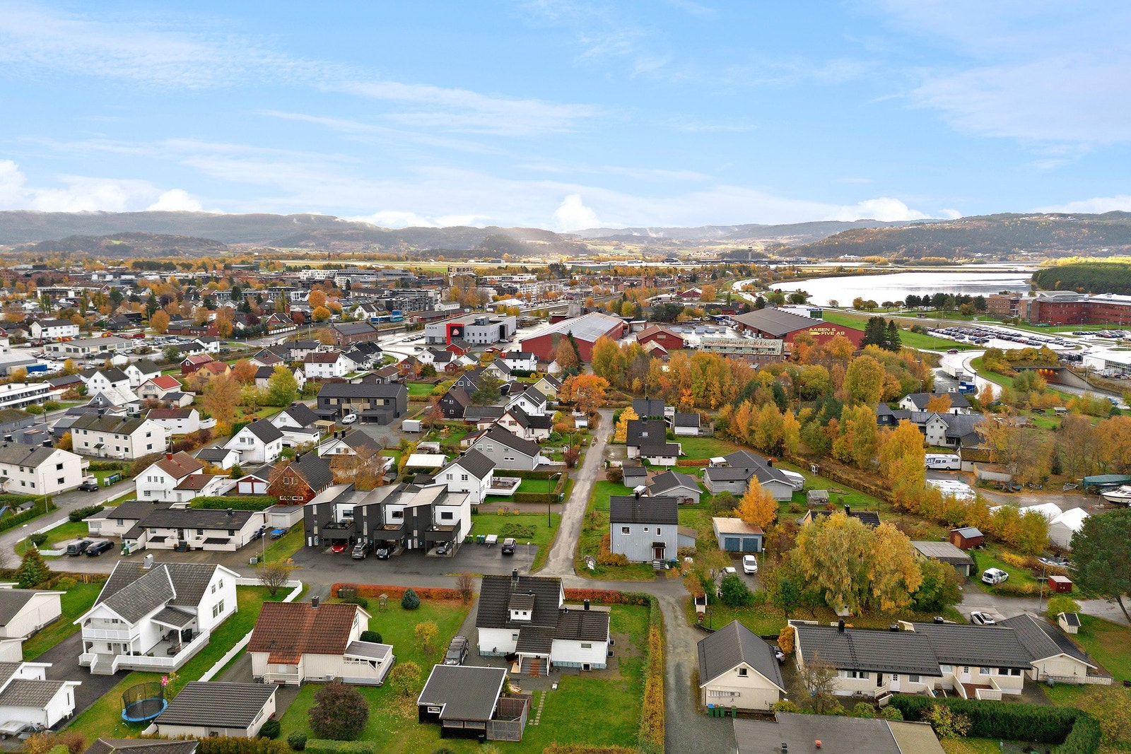 Kontakt megler for tomtevisning eller en gjennomgang av prosjektet Galleribilde