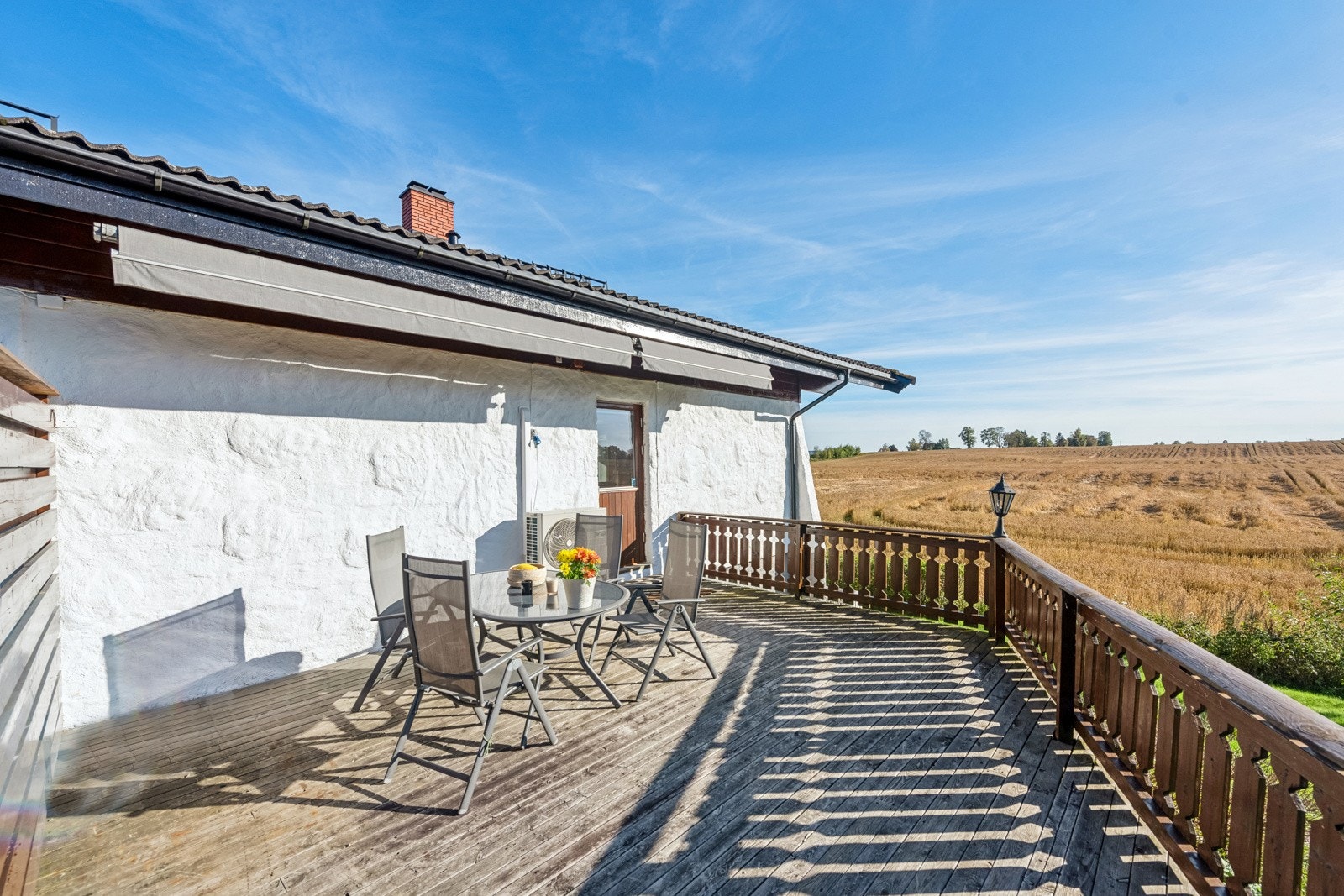 Den solrike terrassen har godt med plass til utemøbler, perfekt for avslapping med panoramautsikt. Her kan du samle familien og kose dere med grillmat om sommeren. Galleribilde