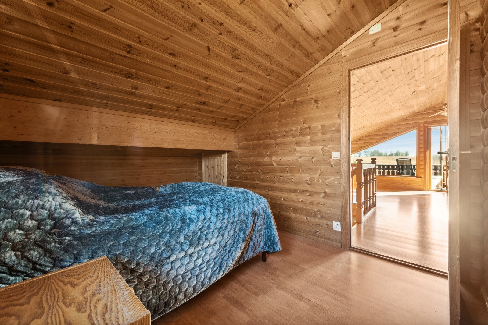 Dette soverommet har heltre panel, skråtak og utgang til en stor balkong med naturskjønn utsikt. Galleribilde