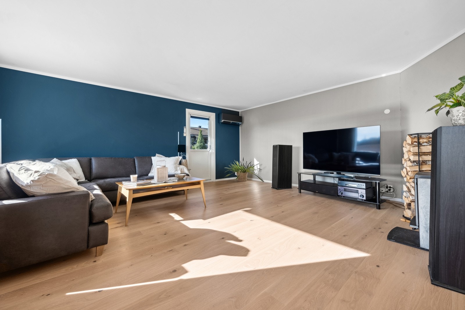 Velkommen inn i denne romslige og flotte stuen. Galleribilde