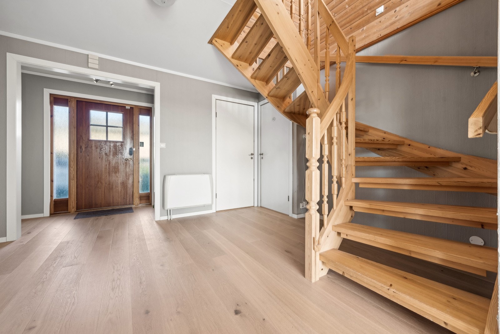 Solid tretrapp og inngangsparti med frostede vinduer som beholder privatlivet, samtidig som det slipper inn naturlig lys. Galleribilde