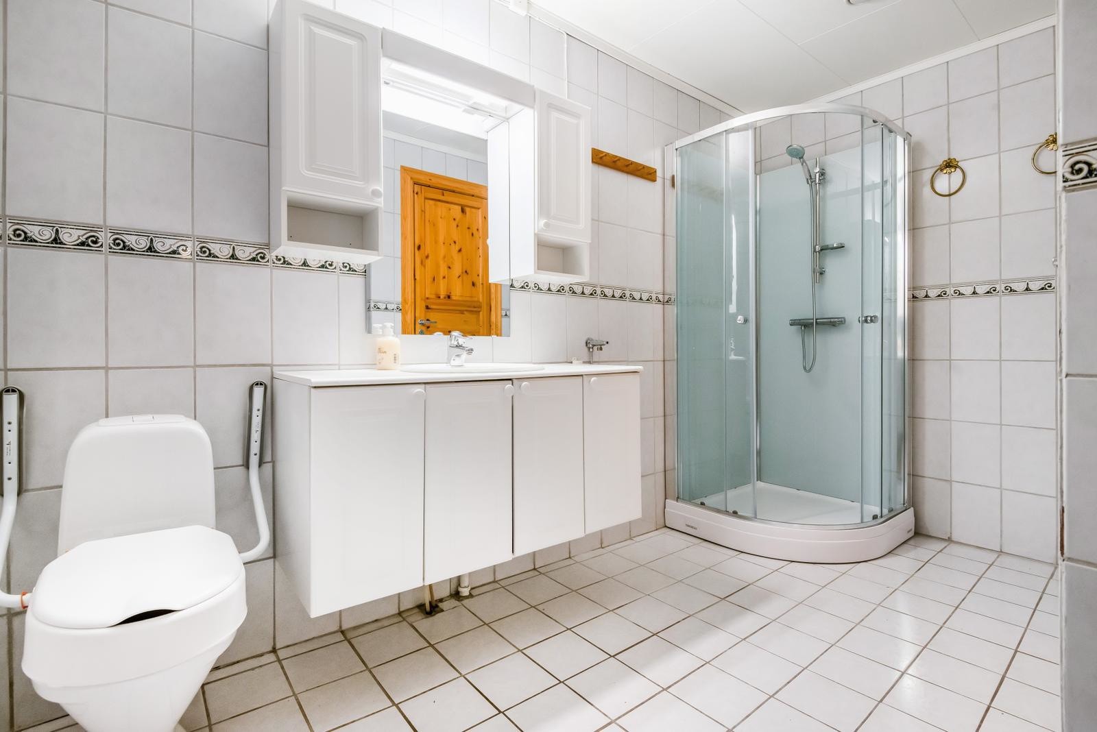 Flislagt gulv med gulvvarme. Romslig baderomsinnredning og praktisk oppbevaringsplass. Galleribilde