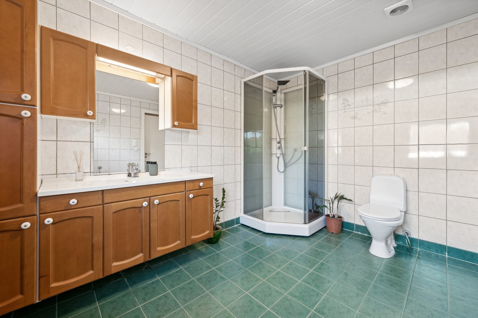 Flislagt gulv med gulvvarme og flislagte vegger. Galleribilde