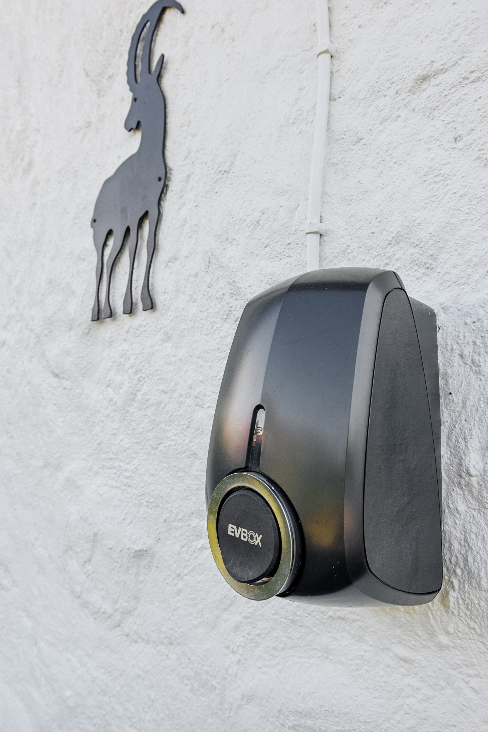 Ladeboks til el-bil følger med. Galleribilde