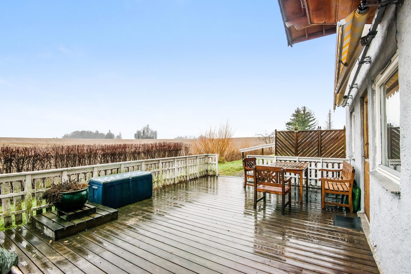 Terrassen tilknyttet hybelen har bærende konstruksjoner av tre belagt med spalte gulv, rekkverk av tre og markise Galleribilde