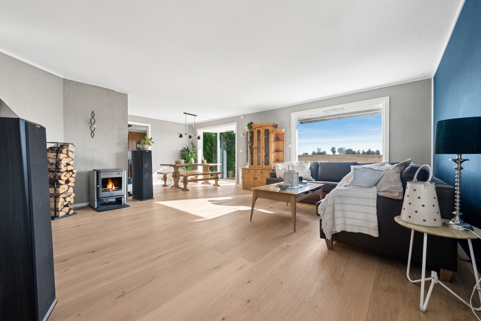 Store flotte vinduer hvor du kan nyte de rolige omgivelsene og den flotte utsikten. Galleribilde