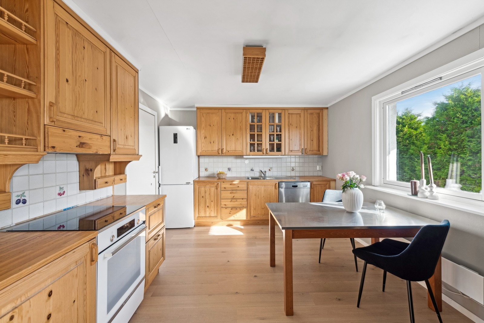 Benkeplatene er av heltre og gulvflatene er belagt med parkett. Frittstående komfyr med induksjonstopp. Galleribilde