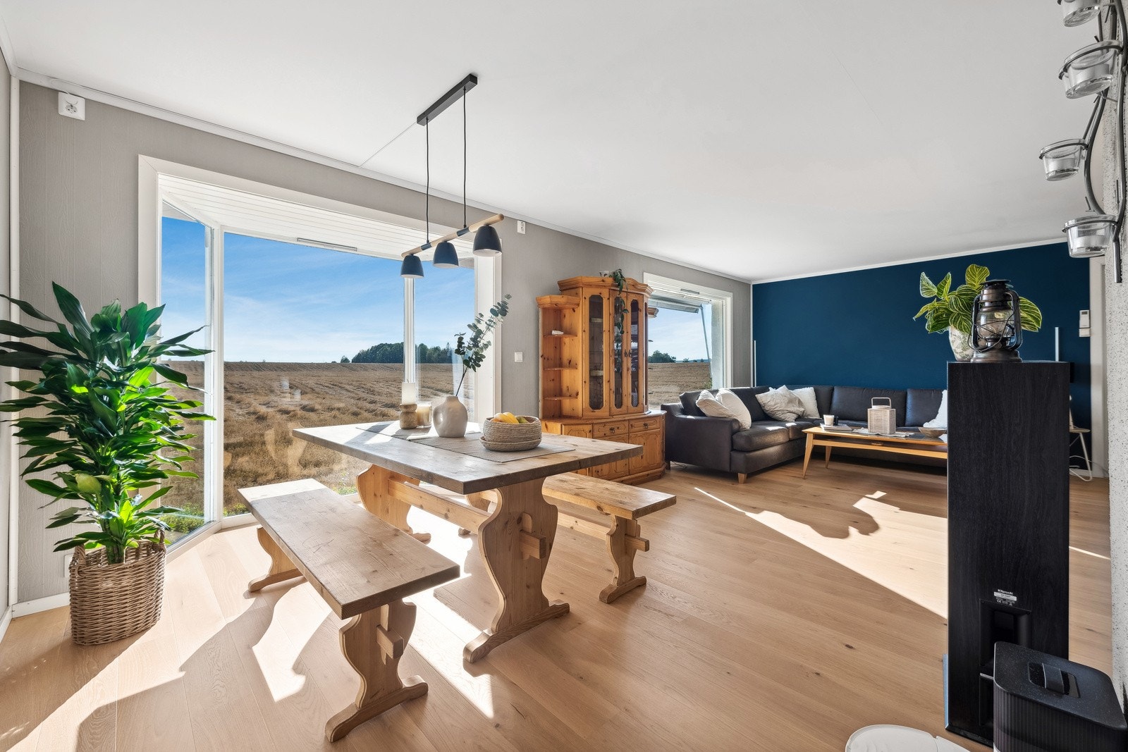 Lys og innbydende spisestue med store vinduer, nydelig utsikt og plass til lange måltider i godt selskap. Galleribilde