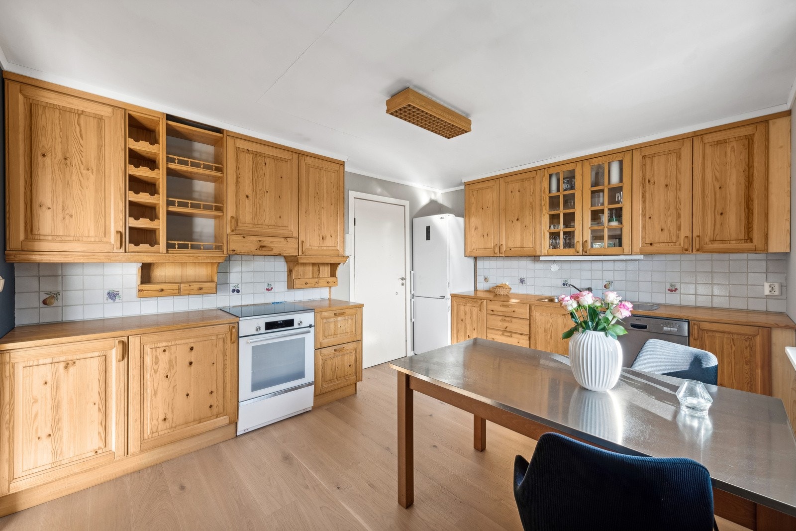 Romslig kjøkken med rikelig oppbevaringsplass, heltre innredning og stort arbeidsområde, perfekt for matlaging og samvær. Galleribilde