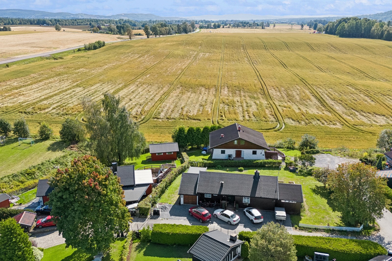 Det er også flere tur- og rekreasjonsområder i nærheten, noe som gjør beliggenheten ideell for familier eller personer som ønsker å kombinere landlige omgivelser med enkel tilgang til større byer. Galleribilde