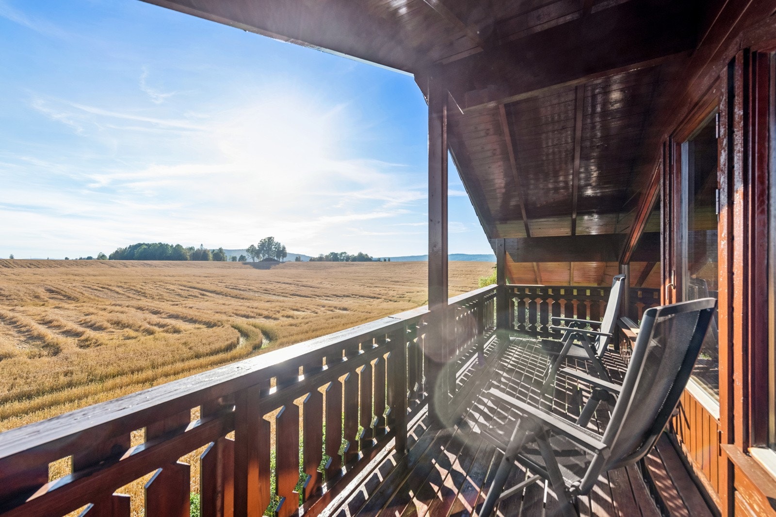 Balkongen har nydelig utsikt over landlige omgivelser. Galleribilde