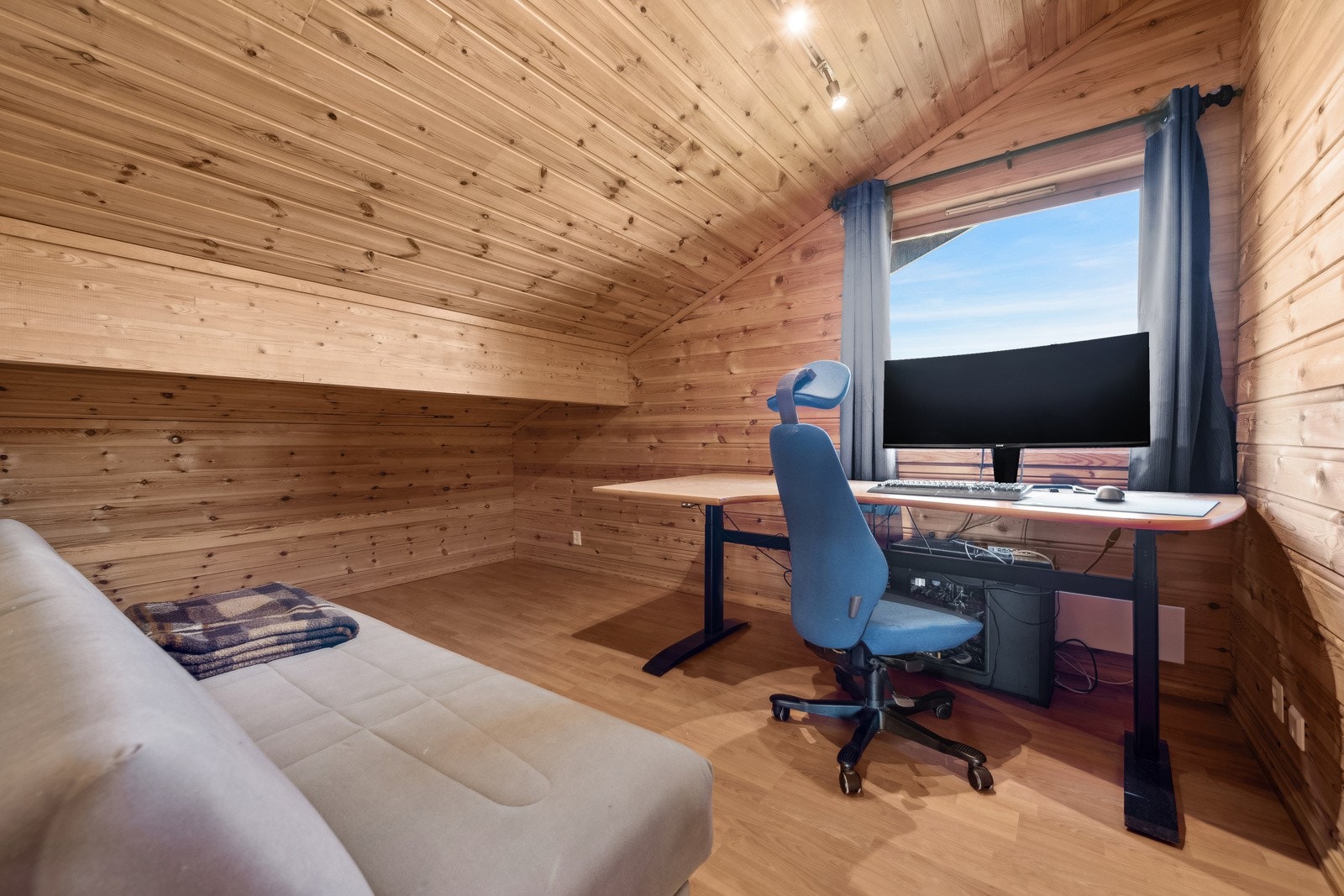 Soverom med skråtak, dette rommet egner seg godt som et evt. hjemmekontor, med plass til skrivebord og arbeidsstasjon. Galleribilde