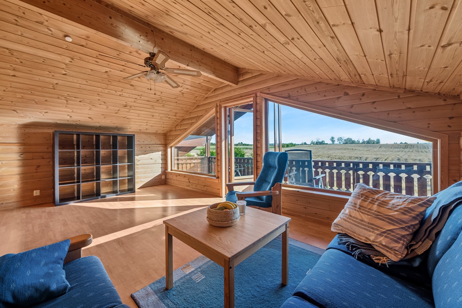 Lys stue med heltre panel, store vinduer og utgang til romslig balkong med panoramautsikt. Her har du flotte solforhold. Galleribilde